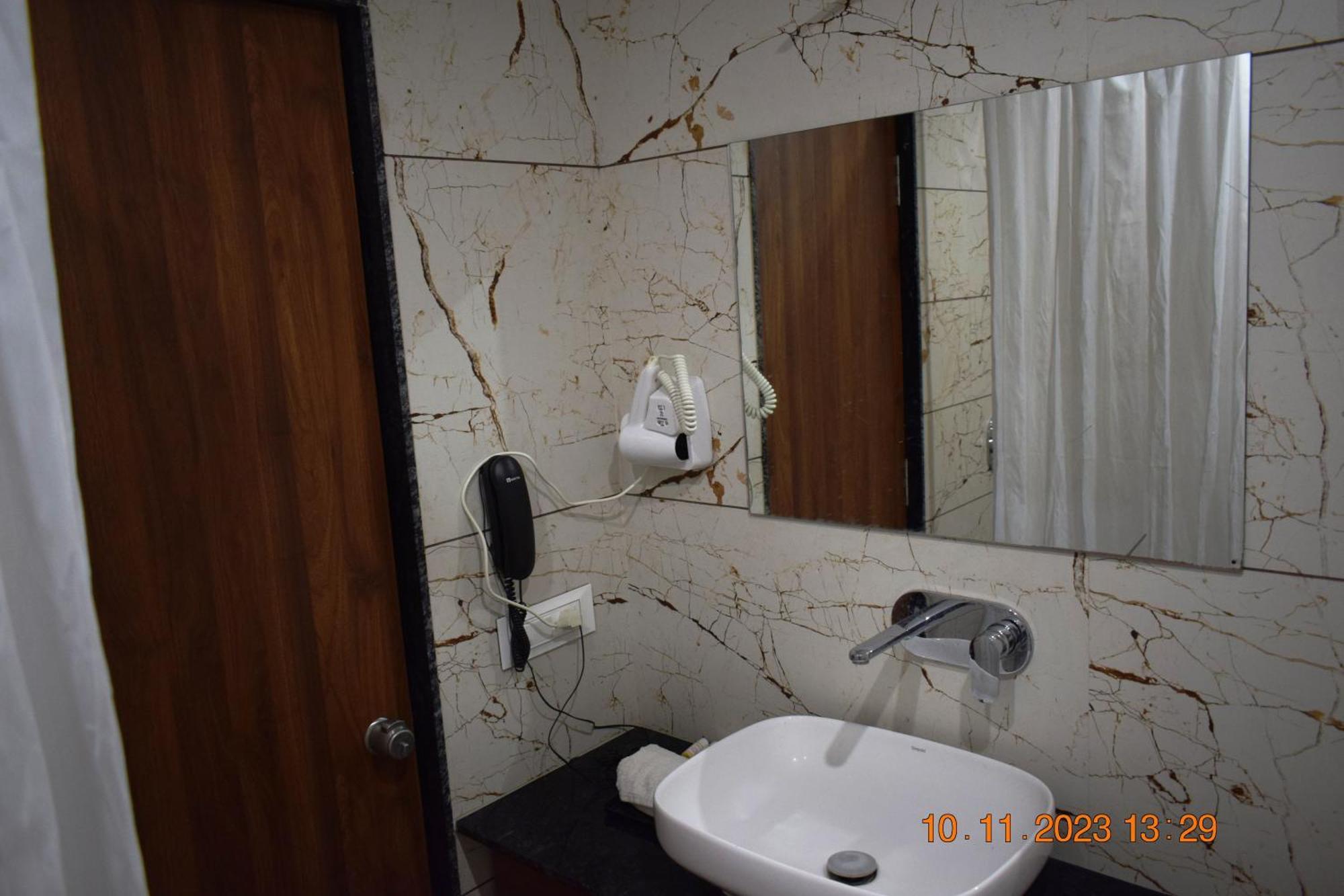 Leela Bizotel Junagadh Bagian luar foto