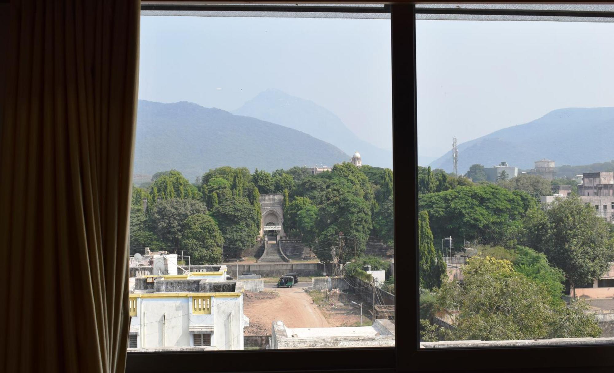 Leela Bizotel Junagadh Bagian luar foto