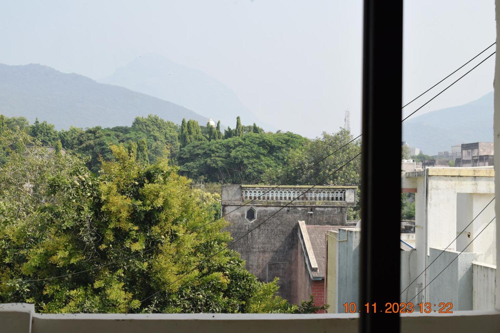 Leela Bizotel Junagadh Bagian luar foto