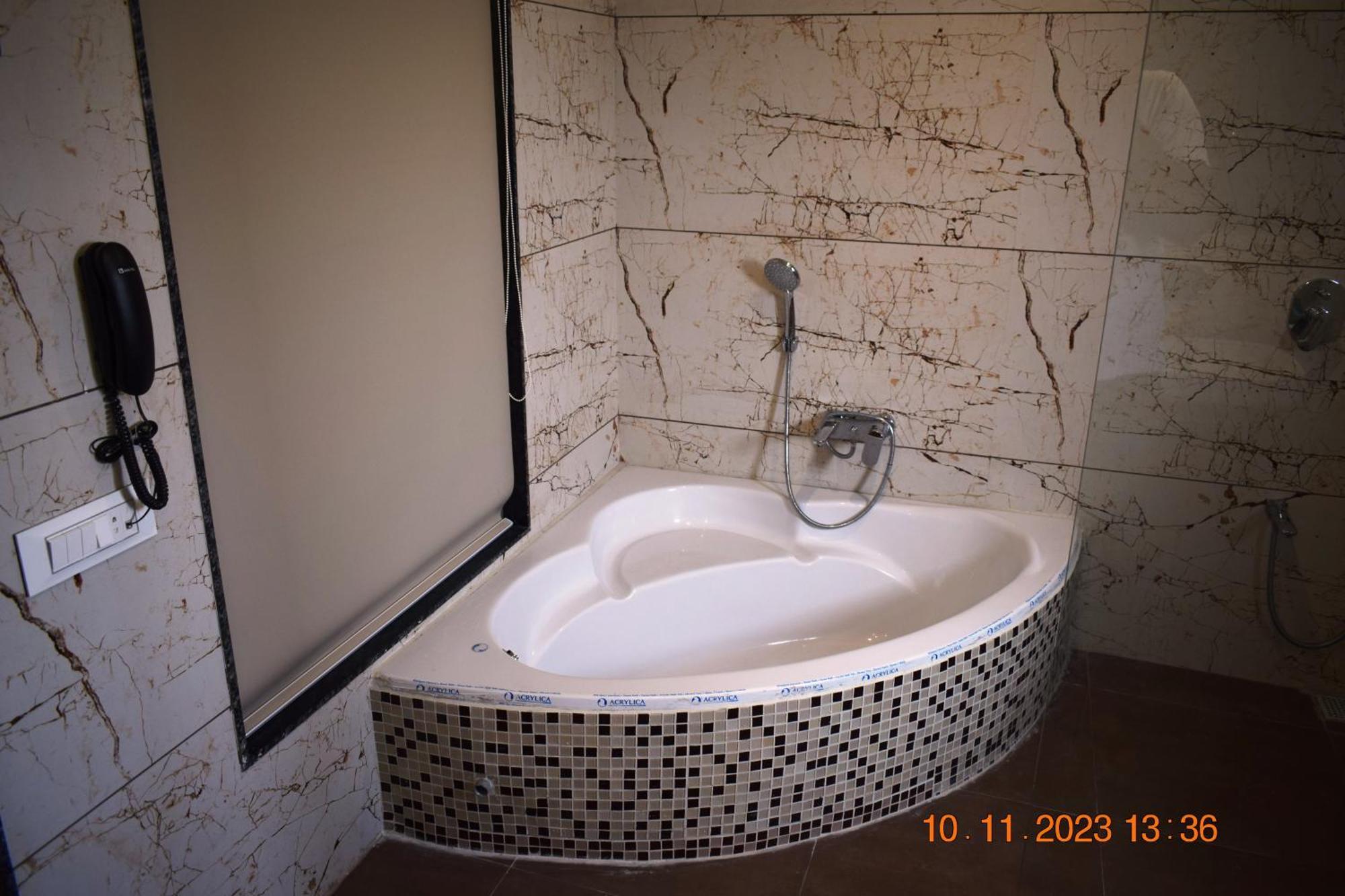 Leela Bizotel Junagadh Bagian luar foto